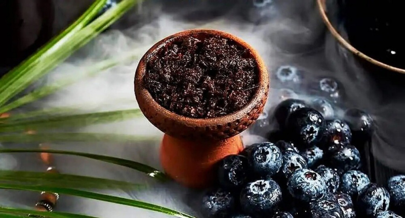 Банки с разными марками кальянного табака на столе